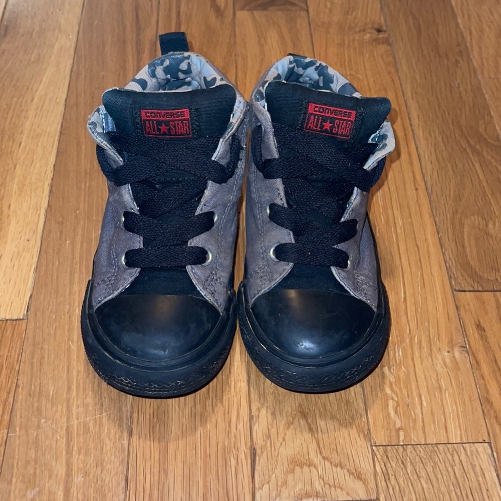 Converse all stars size 10 in excellent condition